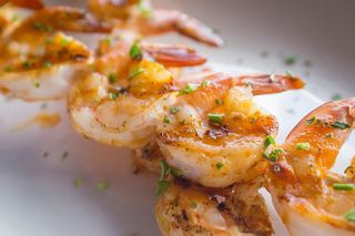 003.PINCHOS DE GAMBAS (2 pinchos)