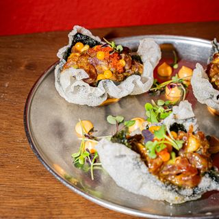 Tartar de atún y aguacate con aderezo asiático