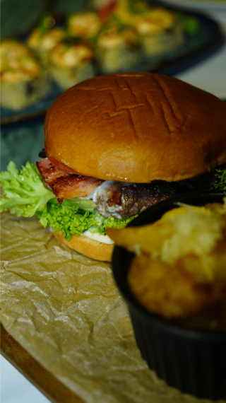 BURGER WOŁOWY Z BOCZKIEM I KARMELIZOWANĄ CEBULĄ