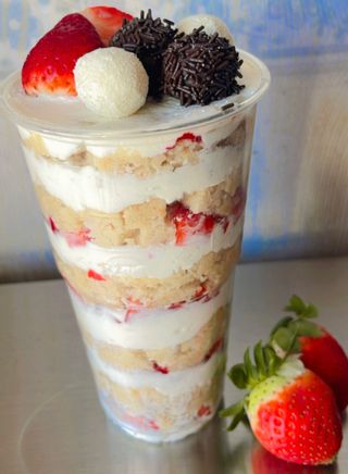 Bolo no pote 600g ninho e morango 