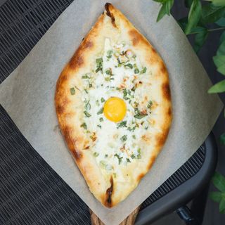 Хачапурі по аджарські з зеленою цибулею