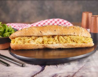 Bocadillo de pollo mechado