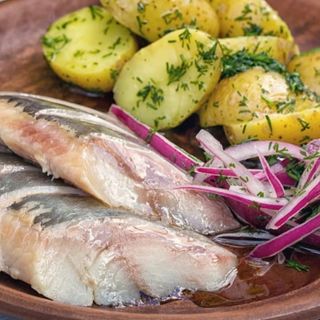 Potatoes with herring and pickled cucumber 