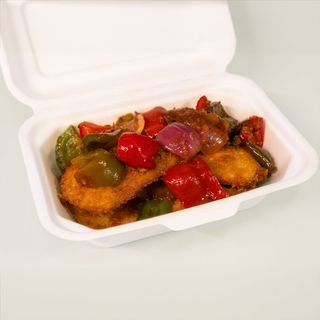 Ración de Pollo Empanado con Verduras y Salsa Oriental (katsu)