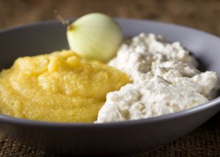 Branza cu smantana si mamaliga