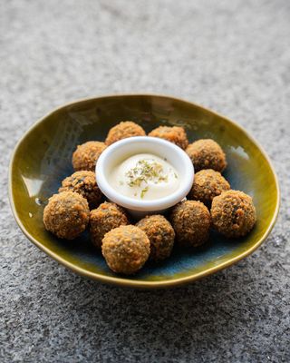 Ración de croquetas de chipirón y alioli (10 uds.)