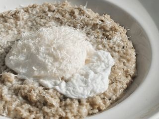 Вівсяна каша з трюфелем та яйцем "Пашот" (145g)