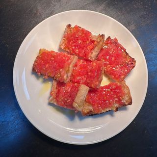 Pan de coca con tomate
