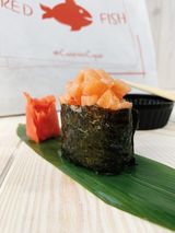 Гункан з лососем (70г/1шт)