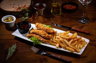 Crispy strips cu cartofi chips și sos sweet chili