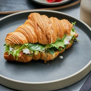 Croissant cu stracciatella