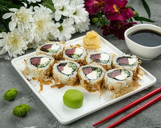 Рол з тунцем у стружці, крем-сиром і огірками 