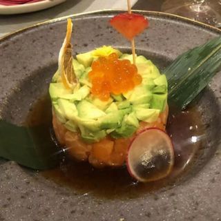 Tartar Salmón Con Aguacate Y Huevas De Salmón