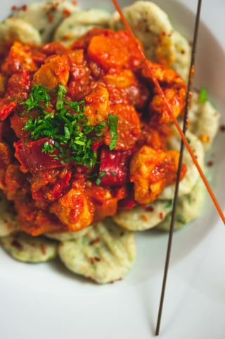 Pileći paprikaš sa domaćim njokama od spanaća 500gr