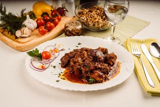 Tocăniţă din unghii de porc cu găluşte de casă 