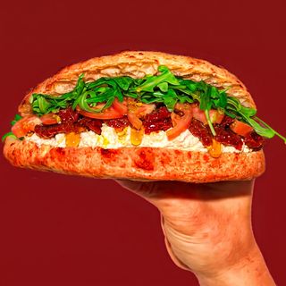 PARMA - De Parmesano, hot honey y mezclum tomates