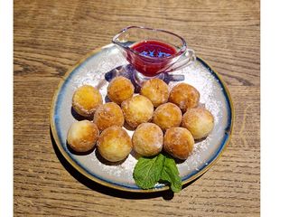 Сирні пончики з журавлинним соусом (120\35g)