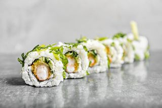 Uramaki California krewetka w tempurze, ogórek 10 szt.