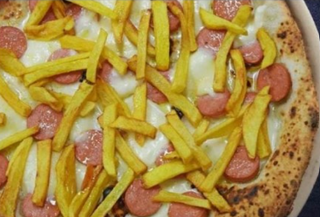 Patatine, würstel bianca