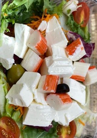 Plat d'amanida de formatge fresc i palets de cranc