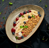 Granola cu fructe și iaurt