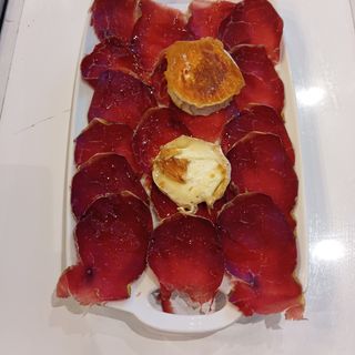 Cecina de Angus Con Queso De Cabra