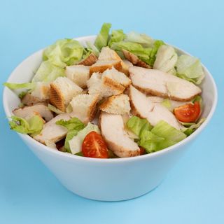 Ensalada y pollo
