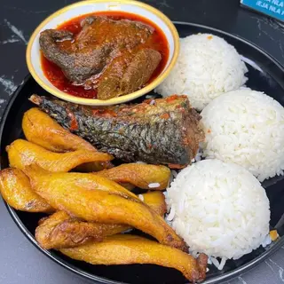 Plantains with white rice, titus fish and pomo stew