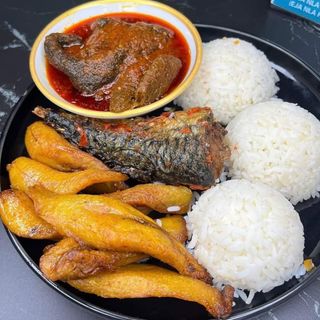 Plantains with white rice, titus fish and pomo stew