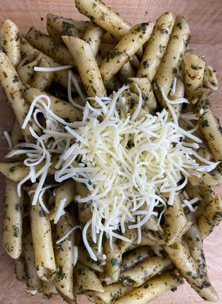 Plat de Macarrons pesto amb formatge