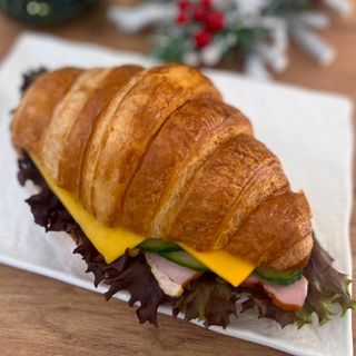 Круасан з шинкою та сиром Чеддер