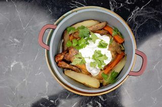 Cocoșel de munte cu legume rădăcinoase și sos de usturoi