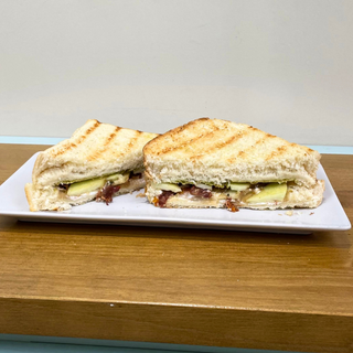 SÁNDWICH MANZANA, TOMATE Y PESTO