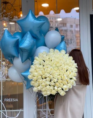 101 trandafiri albi + baloane cu heliu