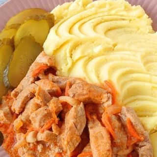 Pork stroganoff with mashed potatoes 250gr+cucumber 