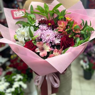 Букет с червени рози, алстромерии и хризантеми #012