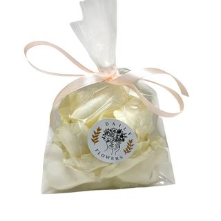 Petale de trandafiri albi