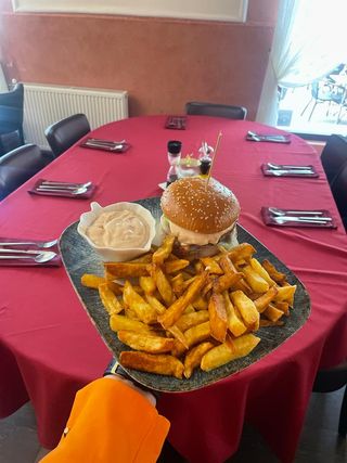 Burger cu cartofi prajiti