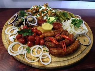 Картопля з бринзою, свіжиною та соліннями (900г)