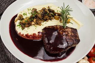 Biftek u sosu od crvenog vina