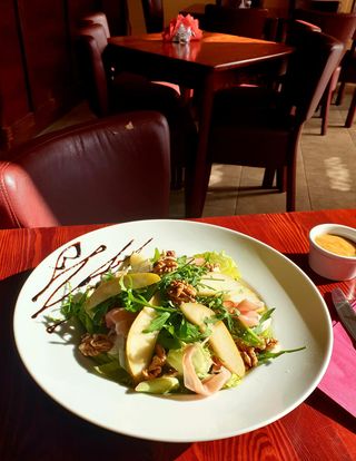 Sałatka prosciutto z gruszką