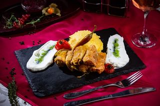 Sarmale carne in foi de varza cu mamaliguta si smantana, ardei iute