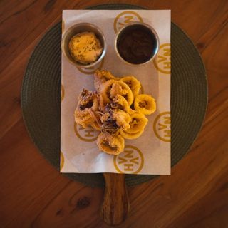 Calamar nacional con alioli de ajo negro