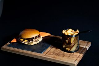 Super Premium Americano Burger + pomfrit + piće