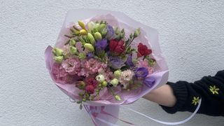 Kolorowy bukiet z Frezji i Eustomy