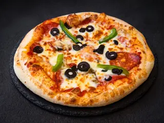 Pizza medie cu salam picant
