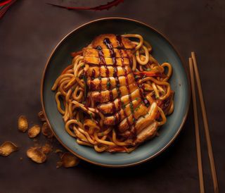 Udon noodles salteado con pollo