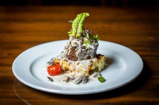 Muschi de vita cu sos de ciuperci de padure si cartofi gratinati