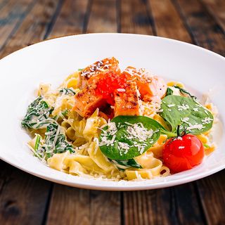 Pasta cu somon si creveti in sos cremos si spanac proaspat