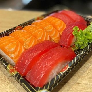 Nigiri Box Maguro e Sake